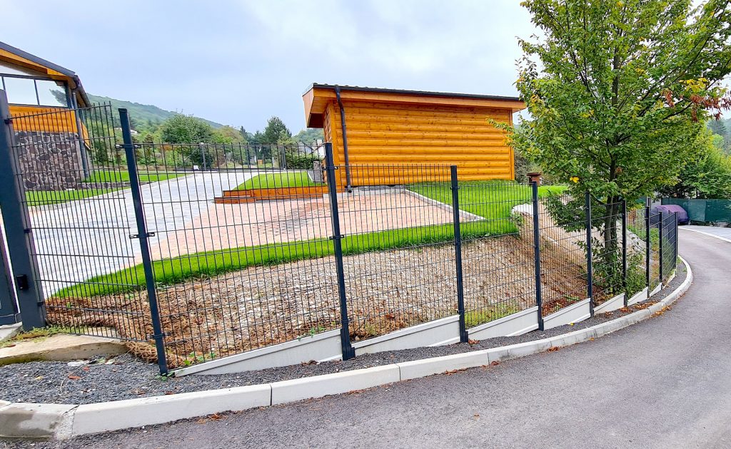 podhrabová doska Plotový panel 2D s podhrabovou doskou realizacia